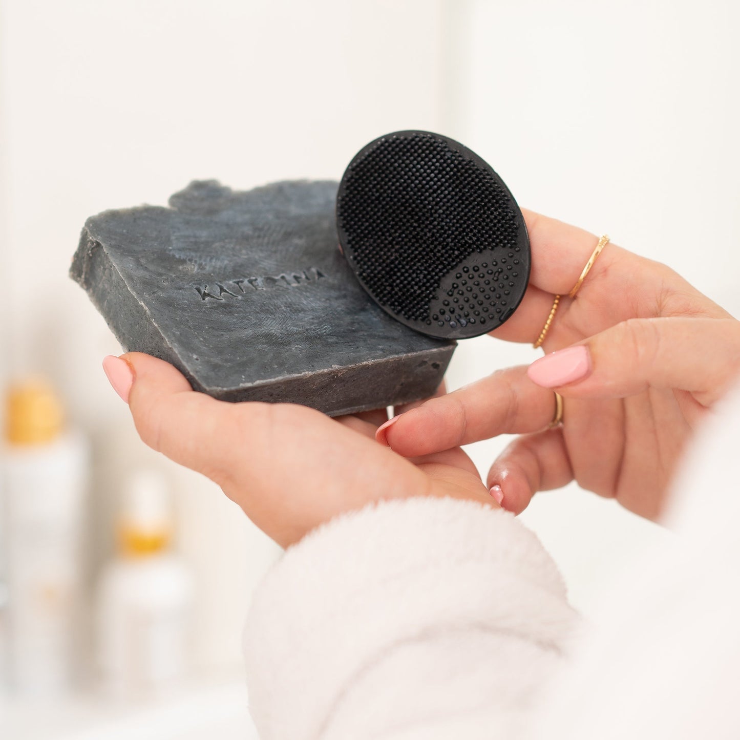 סבון מוצק פחם פעיל, אבץ ואלנטואין | Activated Charcoal, Zinc & allantoin Cleansing Bar - קטרינה - פריקפוא